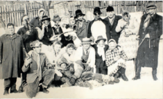Ostatky. Fotografie zachycuje ostatkovou zábavu obyvatel Nítkovic v&nbsp;roce 1969